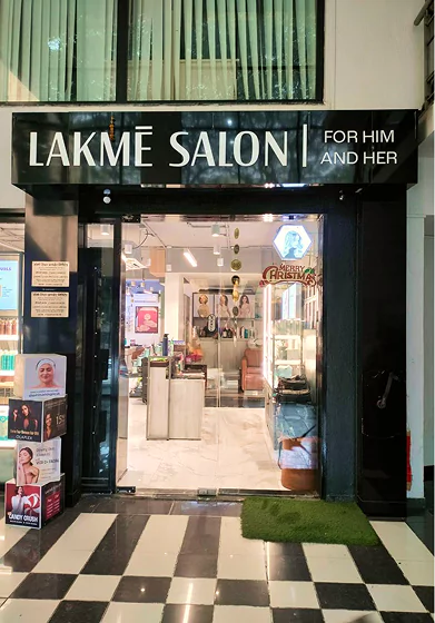 custom showroom interior design